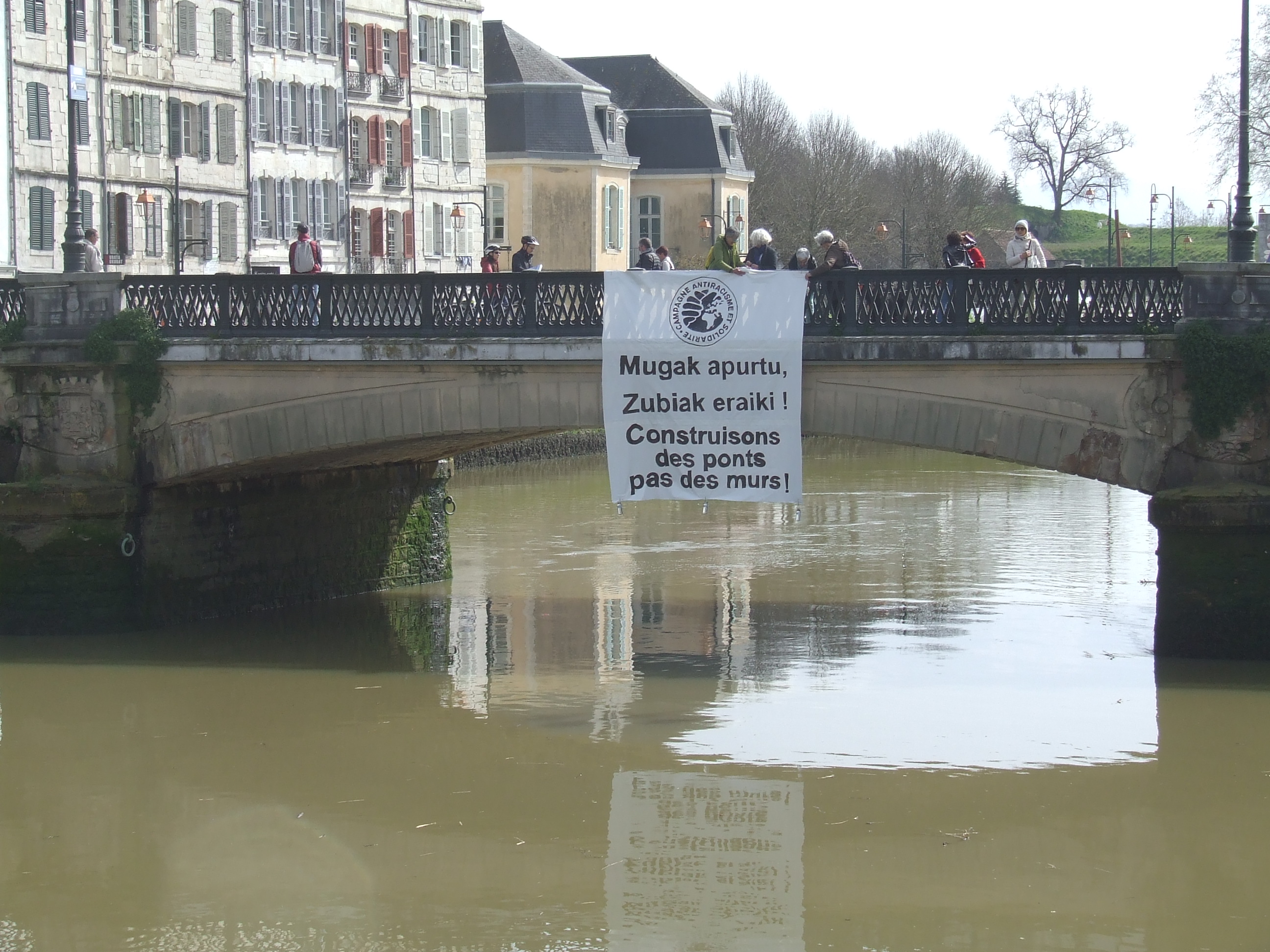 Chaîne humaine Bayonne mars 2022