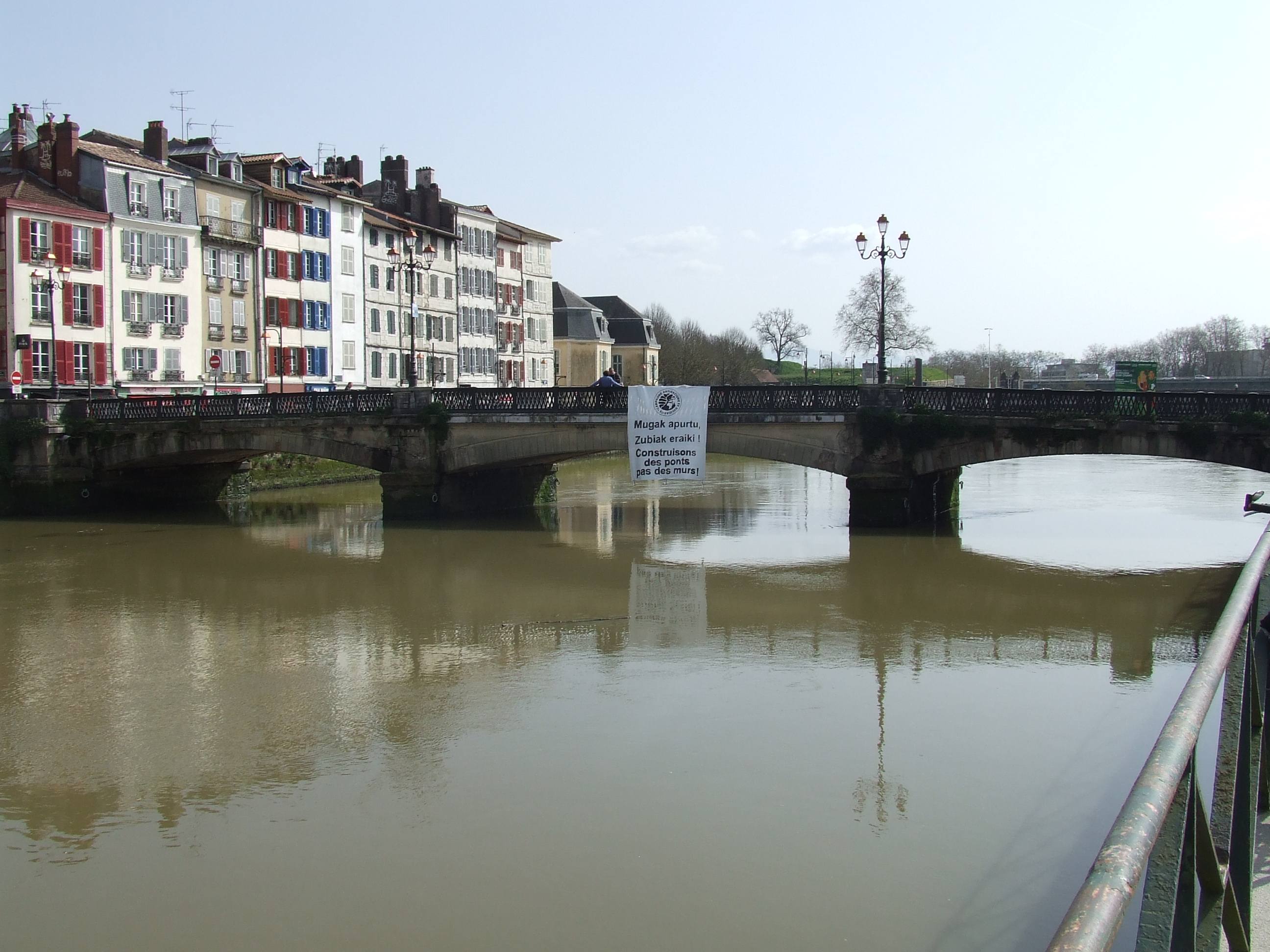 Chaîne humaine Bayonne mars 2022