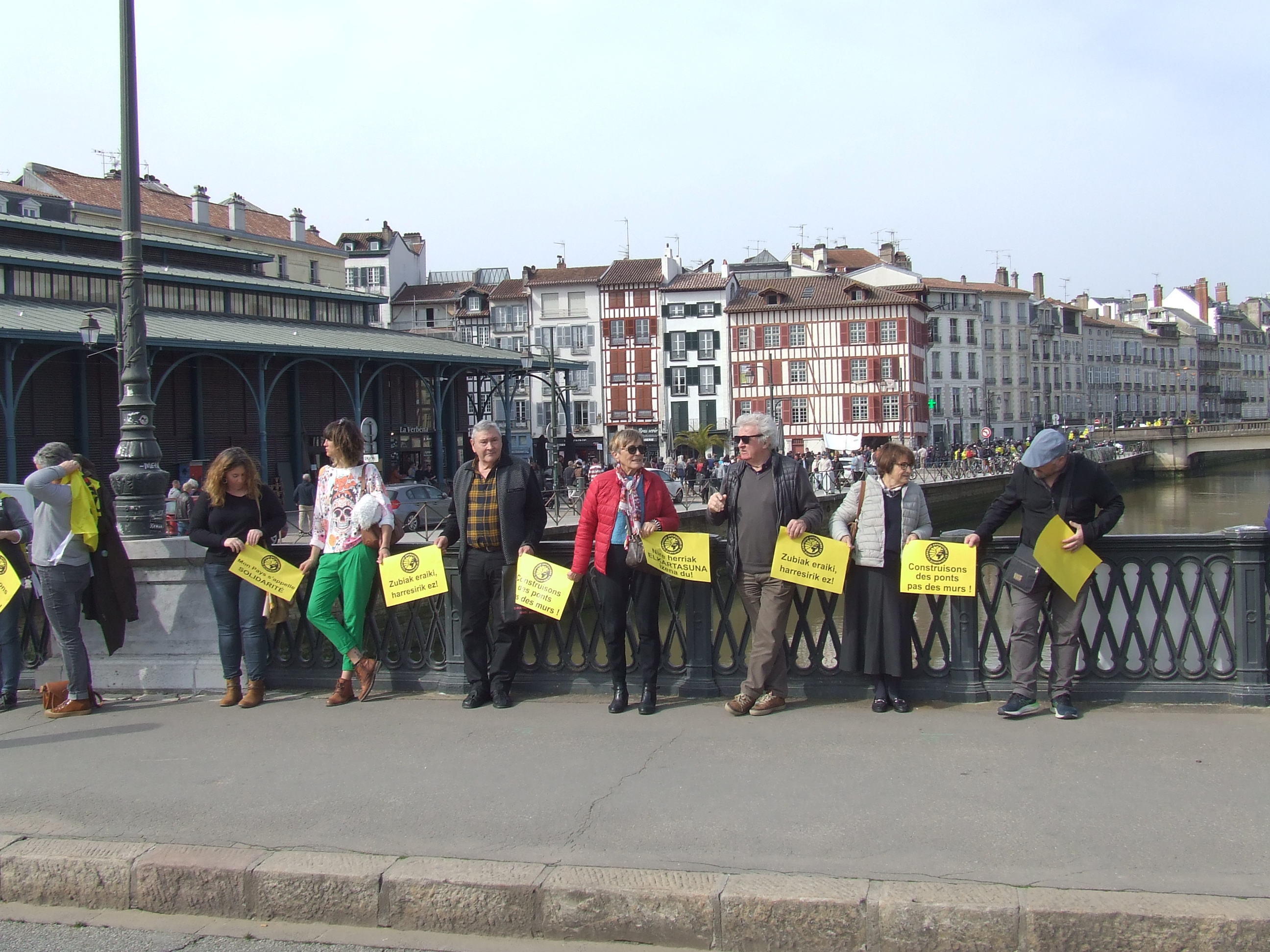 Chaîne humaine Bayonne mars 2022