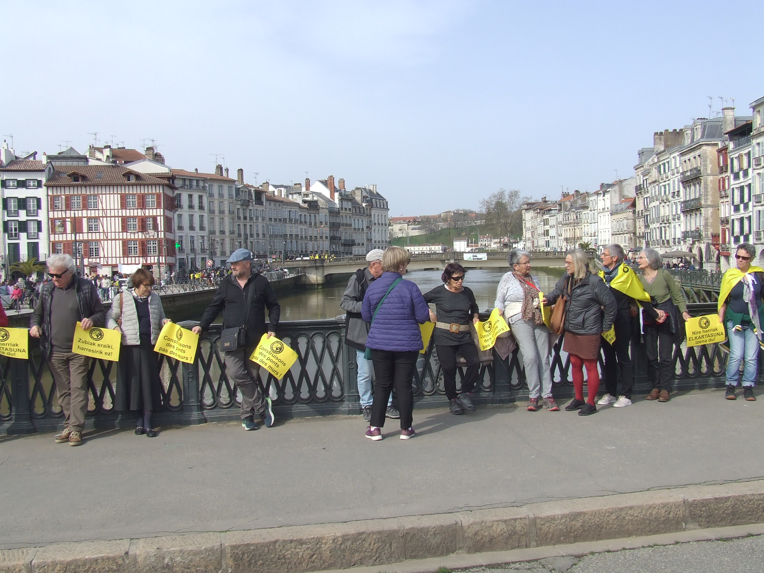 Chaîne humaine Bayonne mars 2022