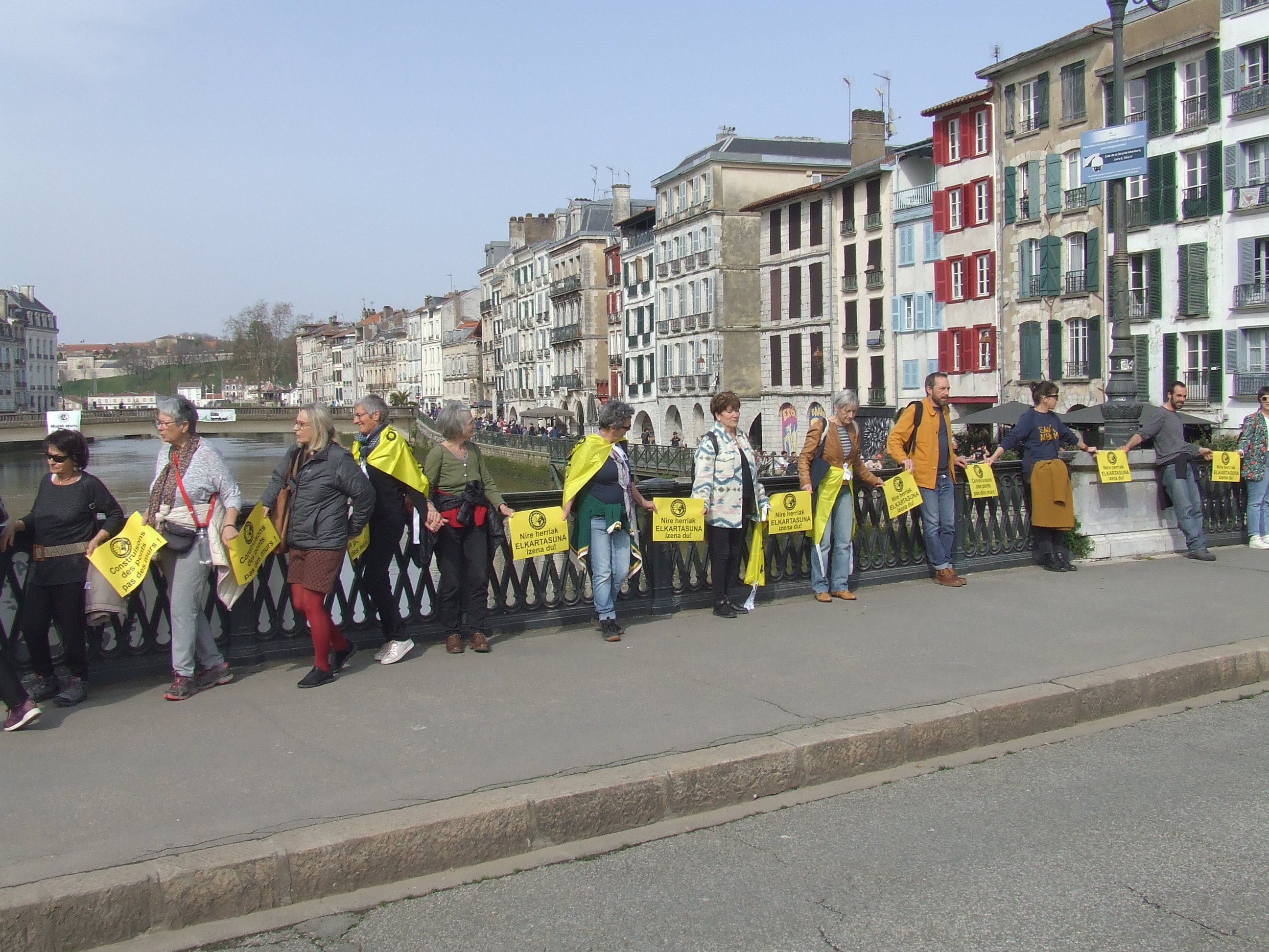 Chaîne humaine Bayonne mars 2022
