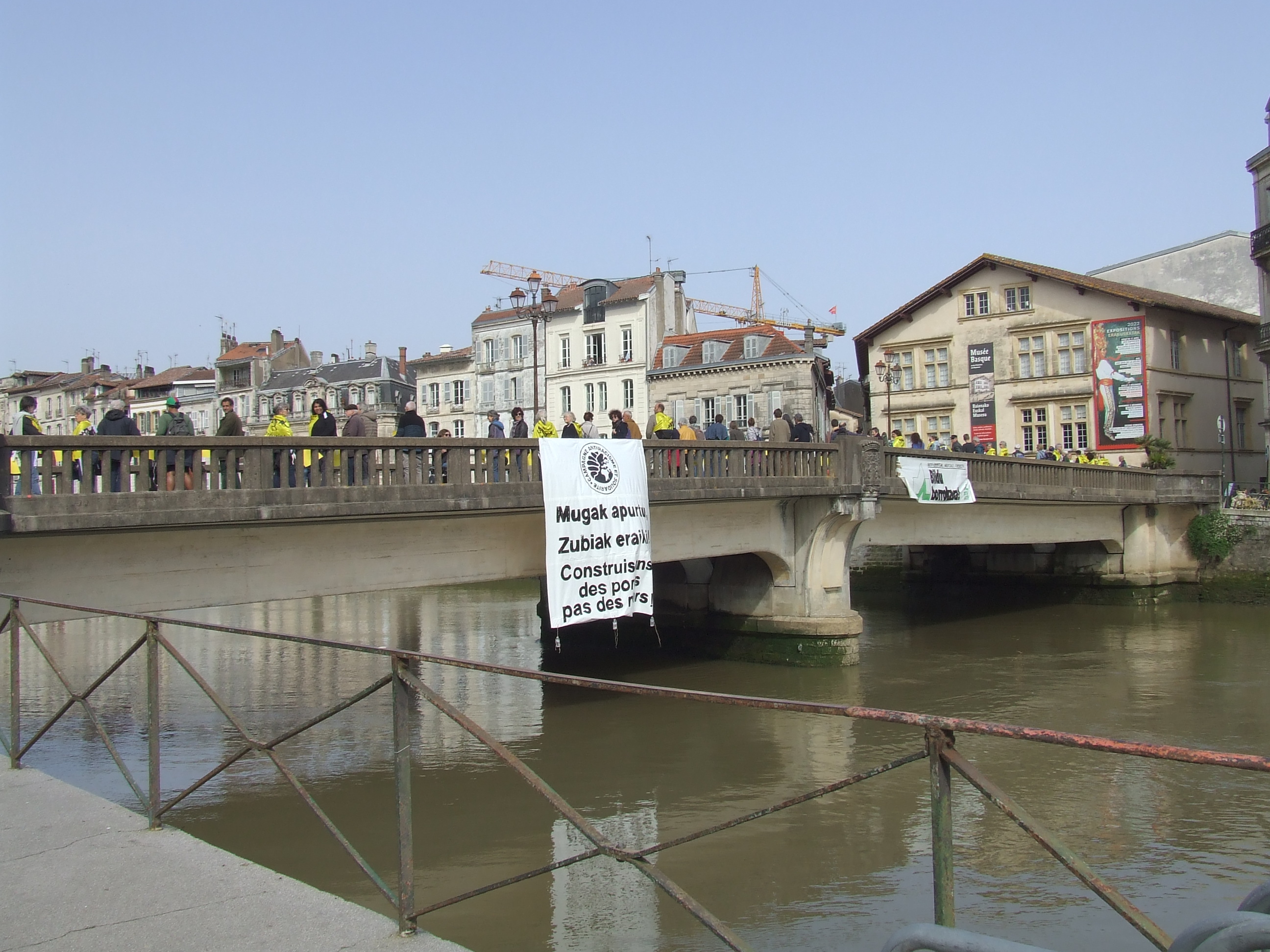 Chaîne humaine Bayonne mars 2022