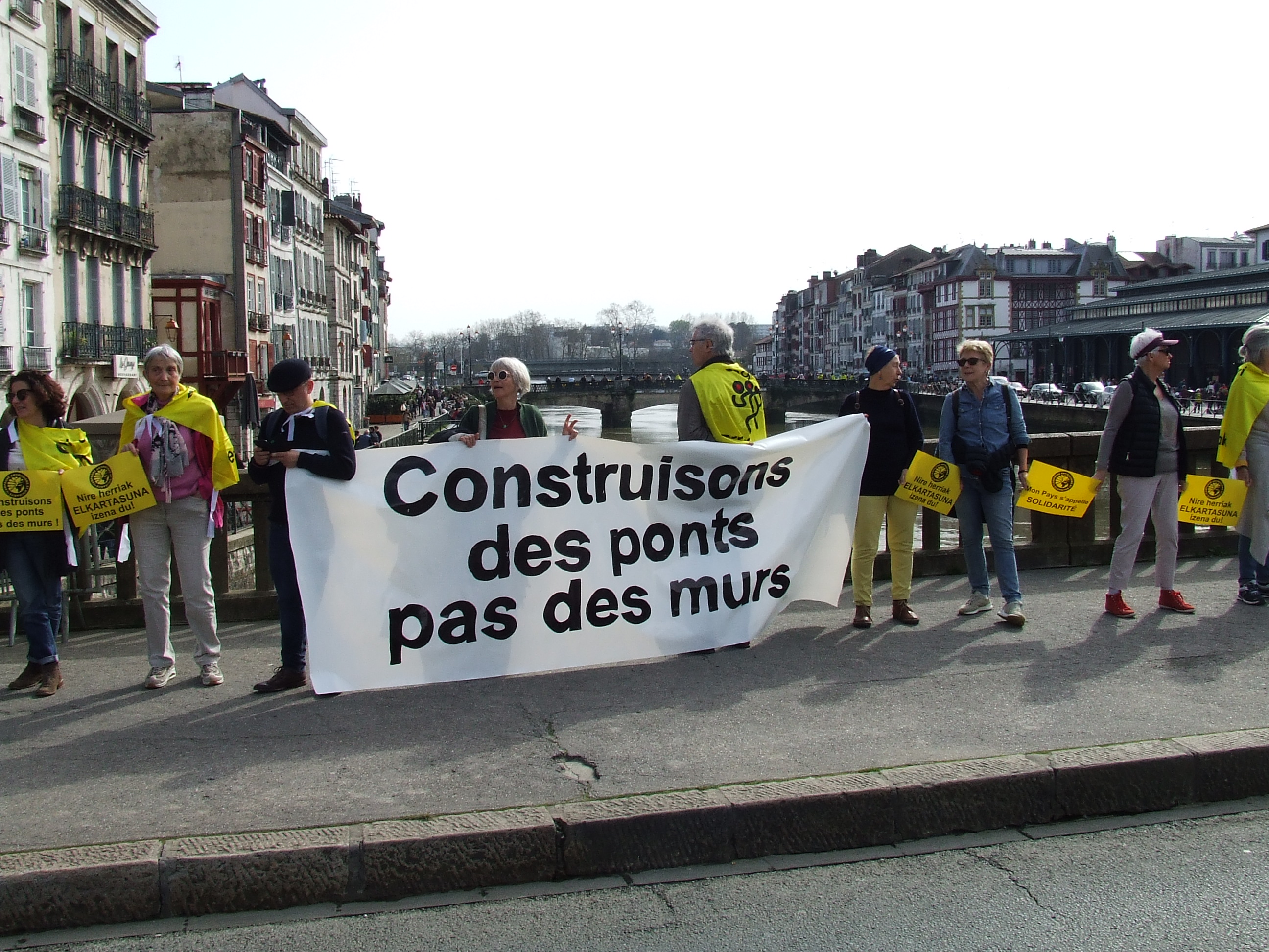 Chaîne humaine Bayonne mars 2022