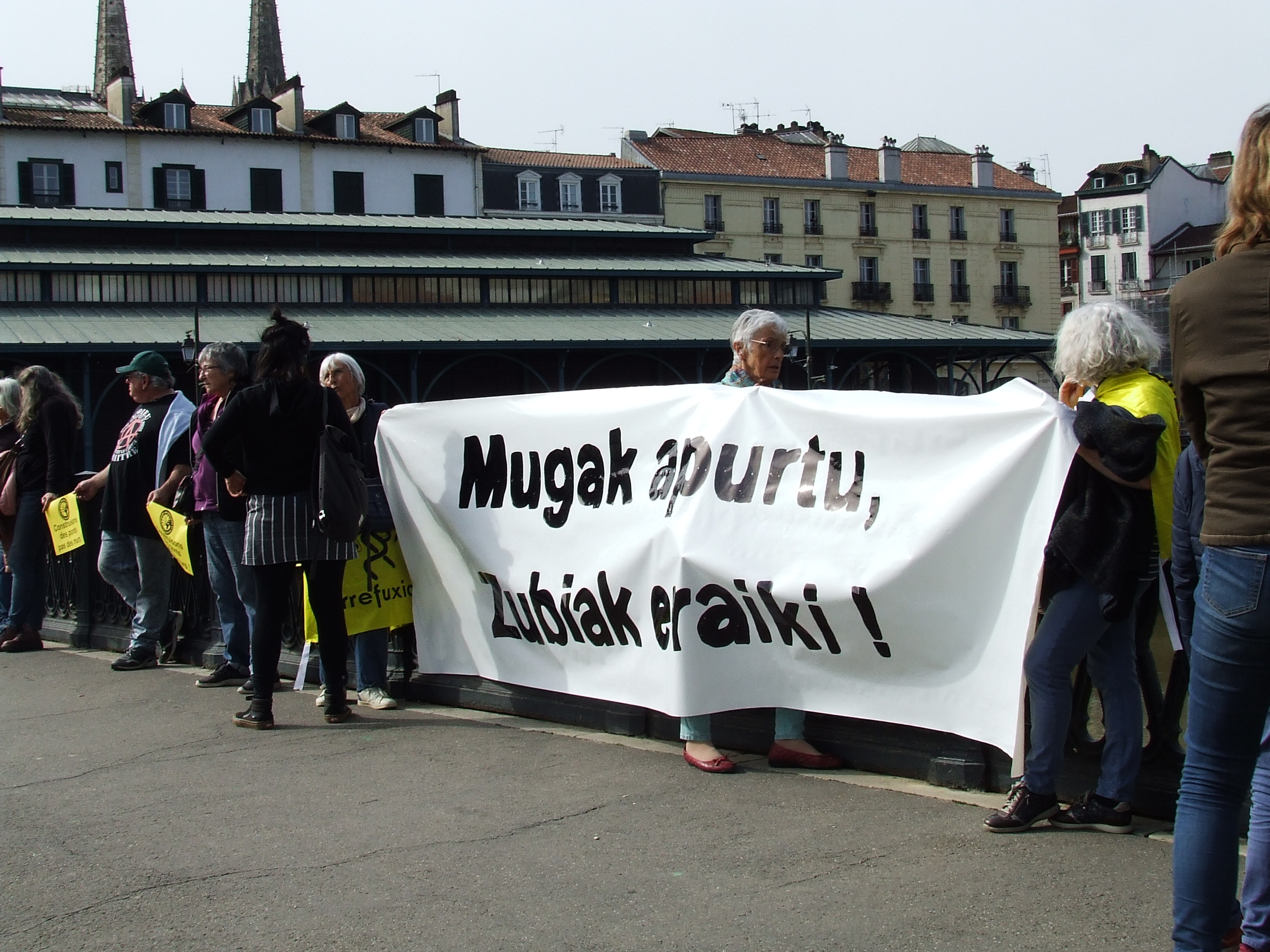 Chaîne humaine Bayonne mars 2022