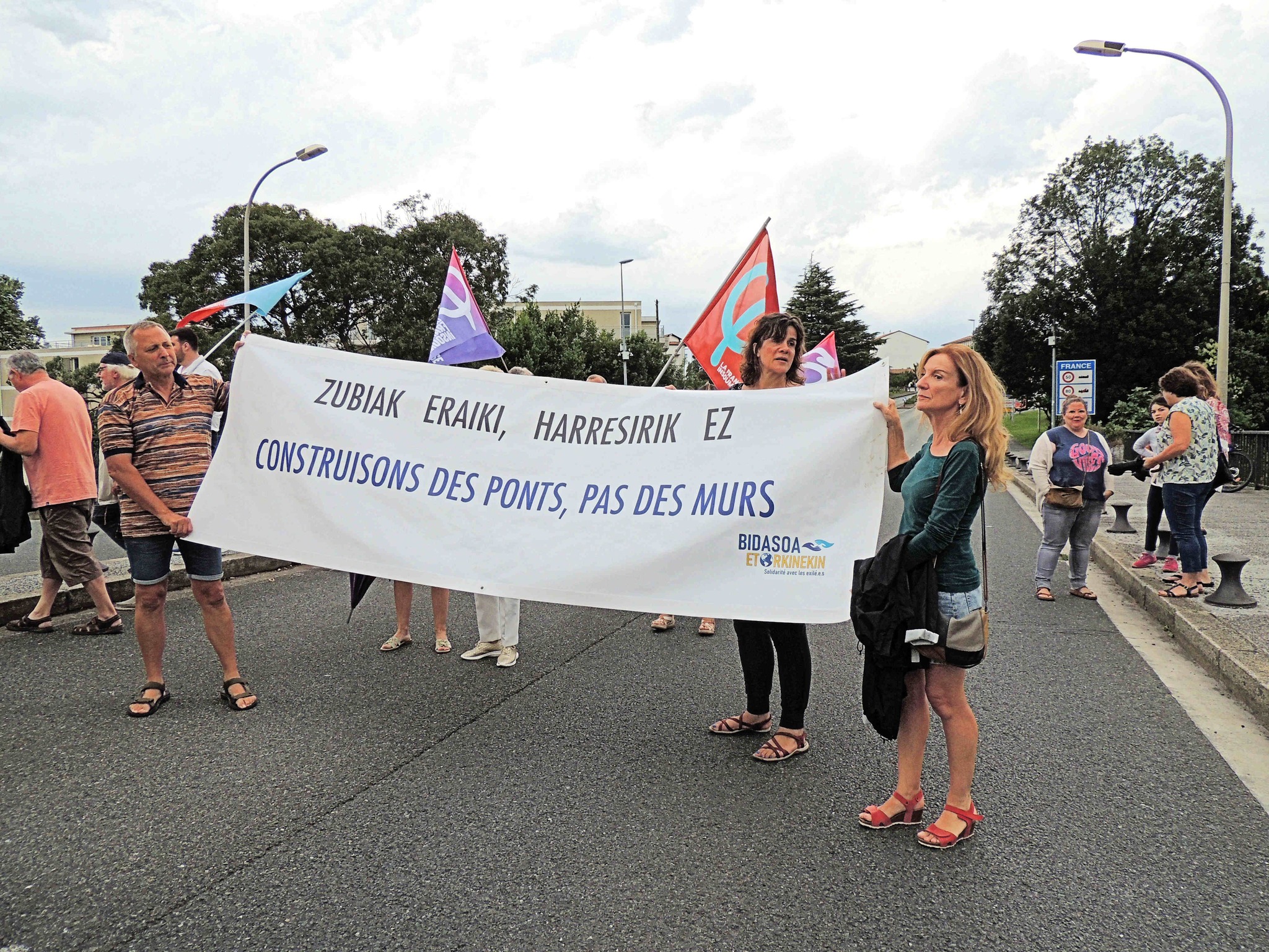  rassemblement de protestation suite à la fermeture du pont Hendaye juillet 2023