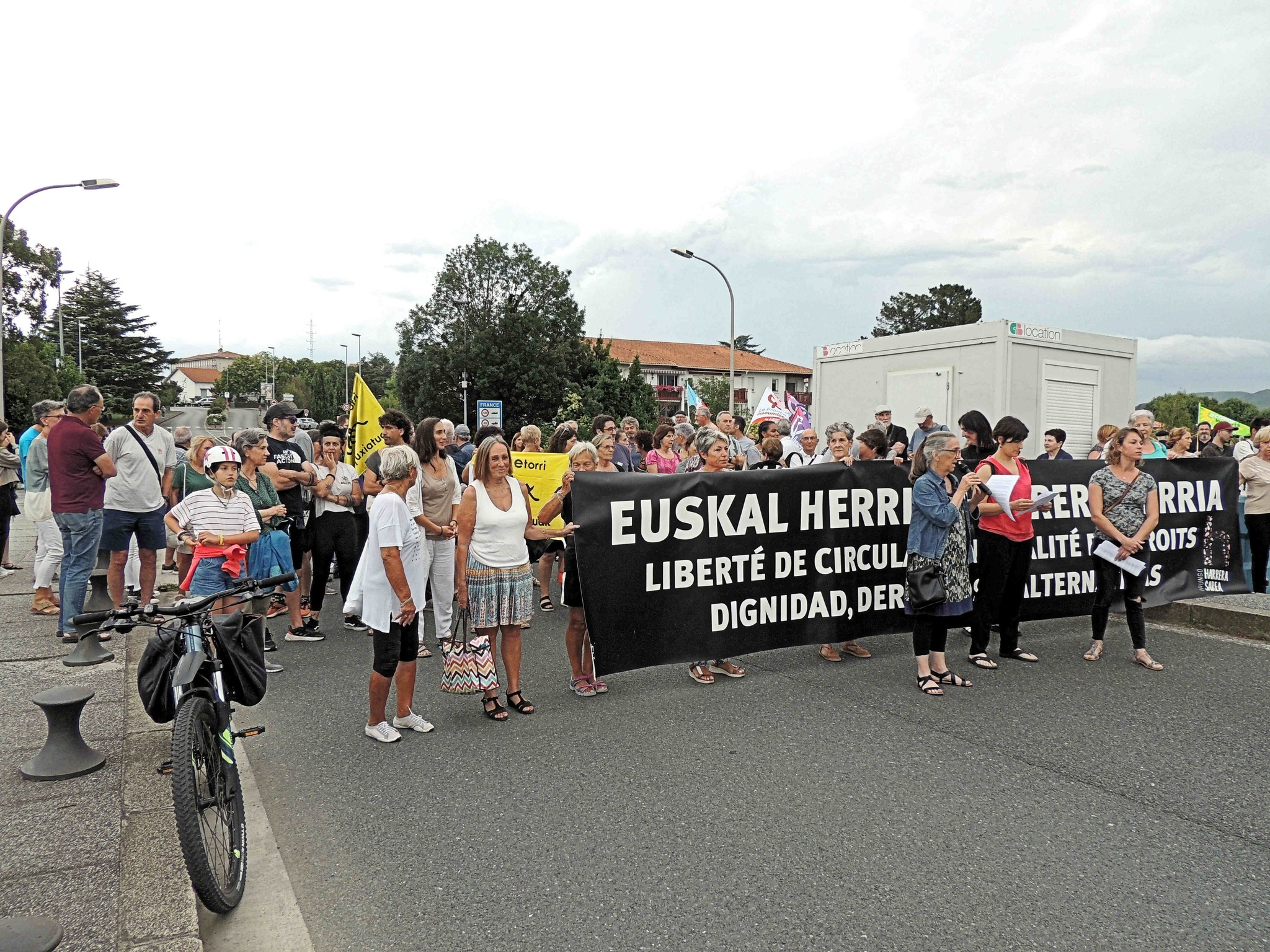  rassemblement de protestation suite à la fermeture du pont Hendaye juillet 2023